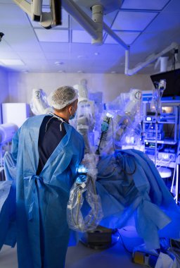 Acil ameliyat işlemleri. Robot teknolojisiyle modern cerrahi odası.