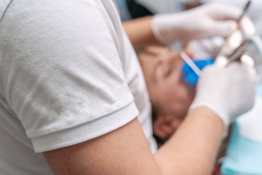 Dişçi doktor elleri yakından çalışıyor. Diş sağlığı tedavisi.