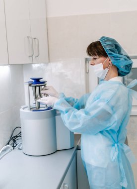 Tıbbi kimya konsepti. Steril üniformalı laboratuvar araştırmacısı.