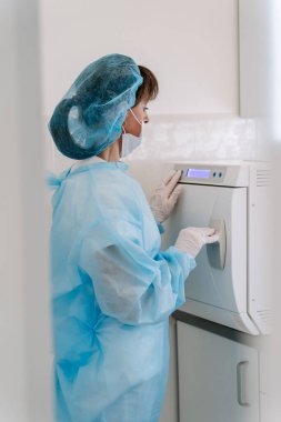 Steril üniformalı laboratuvar araştırmacısı çalışıyor. Tıbbi kimya çalışma konsepti.