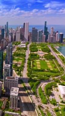 Şikago, Illinois 'in çarpıcı panoramik manzarası. Şehir merkezinde insansız hava aracı görüntüleri yükseliyor. Güneşli gün manzarası. Dikey video.