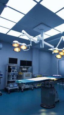 Ameliyat masası olan bir hastane odası ve tavandan sarkan ışıklar. Oda temiz ve aydınlık, profesyonellik ve verimlilik hissi veriyor.
