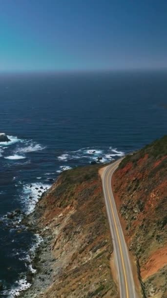 Rotsachtige Kust Met Snelweg Kliffen Prachtige Eindeloze Blauwe Stille Oceaan — Stockvideo