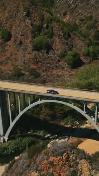 Hermoso Puente Metal Arqueado Las Montañas Costa California Pequeña Playa — Vídeo de stock