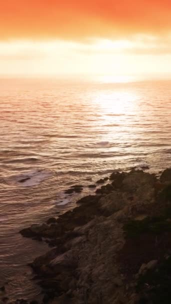Εκπληκτικό Πορτοκαλί Ηλιοβασίλεμα Πάνω Από Τον Ειρηνικό Ωκεανό Όμορφα Σπίτια — Αρχείο Βίντεο