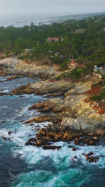 Deniz Kıyısındaki Carmel Engebeli Kayalık Kıyısında Güzel Dalgalar Sıçrıyor Kaliforniya — Stok video