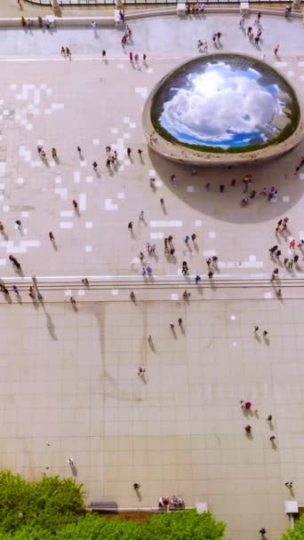 Chicago Bean Bulut Kapısı Millennium Park Meydanında Anıtın Etrafında Bir — Stok video