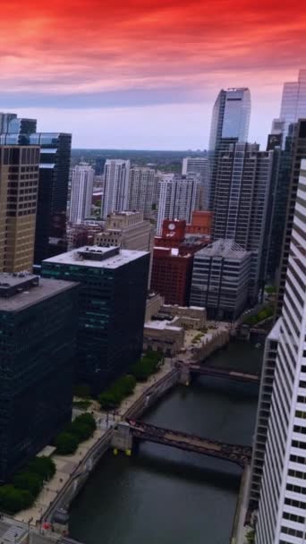 Volando Sobre Los Edificios Entre Los Rascacielos Del Centro Chicago — Vídeo de stock