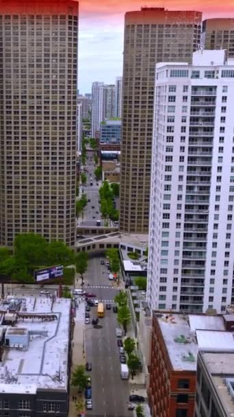 Let Mezi Budovami Krásného Chicaga Četné Automobily Silnicích Města Parkovištích — Stock video