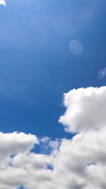 ふわふわした小さな雲が急速に灰色の雲に変わります 下からの眺めです タイムラプス バーティカルビデオ — ストック動画