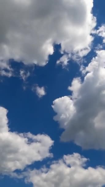Κτίριο Cloudscape Στον Γαλάζιο Ουρανό Απαλά Φουσκωτά Σύννεφα Πετούν Γρήγορα — Αρχείο Βίντεο