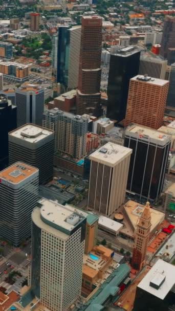 Tittar Toppen Underbara Skyskrapor Denver Centrum Stadsbilden Fågelperspektiv Vertikal Video — Stockvideo