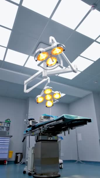 Großer Heller Operationsraum Modernen Krankenhaus Nähern Sich Rotierenden Gelben Lampen — Stockvideo