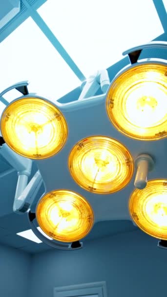 Potente Lámpara Giratoria Luz Amarilla Techo Sala Cirugía Iluminación Blanca — Vídeo de stock