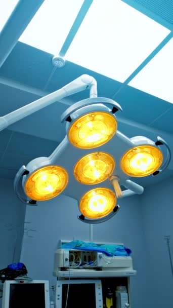 Speciale Roterende Geellichtlampen Hangend Aan Het Plafond Operatiekamer Ruime Witte — Stockvideo