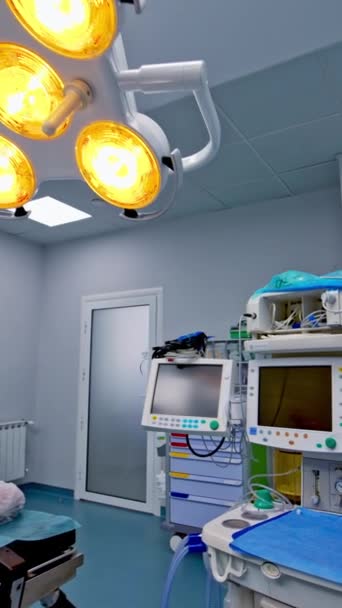 Mesa Operaciones Colocada Preparada Para Cirugía Las Lámparas Avanzadas Están — Vídeo de stock