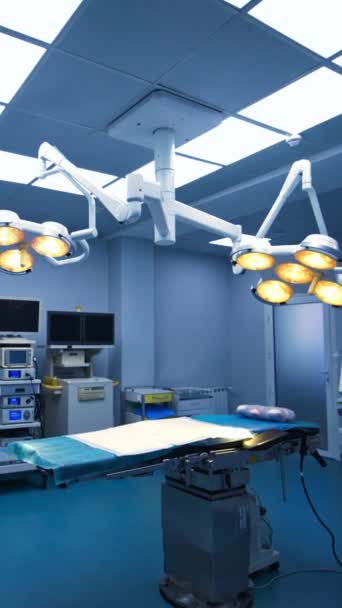 수술을위한 장비를 어두운 이어지는 수술실을 비디오 — 비디오