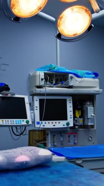 Apparatuur Met Schermen Buurt Van Operatietafel Voorbereid Voor Chirurgie Meerdere — Stockvideo
