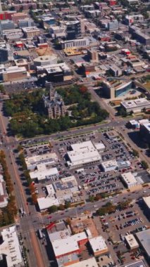 Utah, ABD 'de Salt Lake City' nin eşit kare bölgeleri. Metropolün değişik renklerde bir manzarası var. Kuş bakışı. Dikey video.