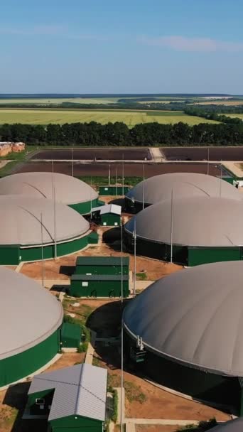 Vlucht Grote Ronde Tanks Van Biogasinstallatie Moderne Groene Energieproductie Prachtige — Stockvideo