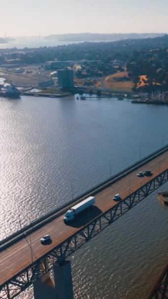 カリフォルニア湾のマルティネス海岸の美しい景色 車やトラックが移動する橋 晴れた日の空中映像 バーティカルビデオ — ストック動画