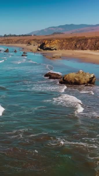 Sahile Vuran Güzel Dalgaların Büyüleyici Görüntüsü Kaliforniya Nın Merkez Kıyısındaki — Stok video