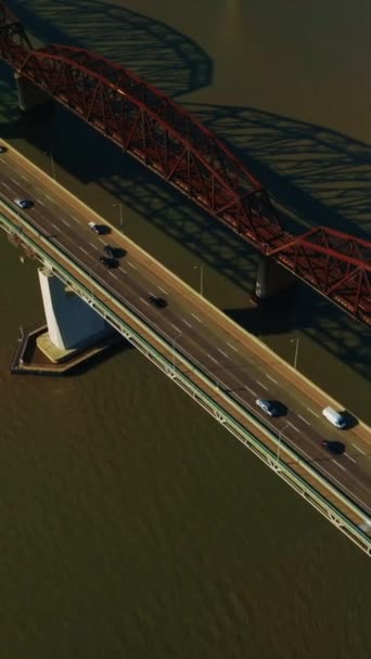 カリフォルニア湾に架かる自動車 鉄道橋 3つのマルティネスは晴れた日に暗い水の上に橋を架けます トップビュー バーティカルビデオ — ストック動画
