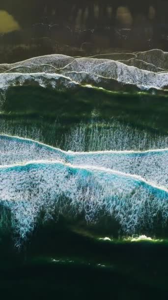 海岸にやって来る驚くほど美しい泡立ちの波 鳥の目からビーチをカバーする広い潮の景色を楽しみます バーティカルビデオ — ストック動画