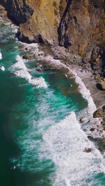 태평양의 아쿠아마린 바닷물은 캘리포니아 해안의 바위들을 만난다 전망에서 베이에서 놀라운 — 비디오