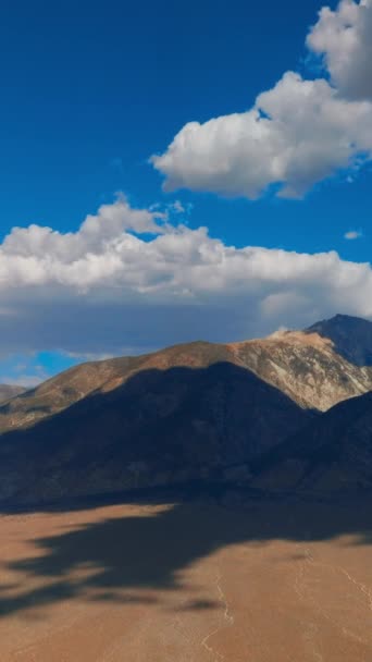 Güzel Dağların Üzerinde Süzülen Beyaz Yumuşak Kümülüs Bulutları Bulutlar Kayalara — Stok video