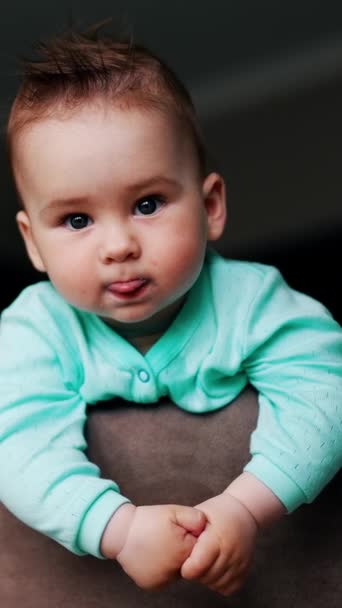 Υπέροχο Νήπιο Κοιτάζοντας Γύρω Στέκεται Ειρηνικά Στην Καρέκλα Αξιολάτρευτο Μωρό — Αρχείο Βίντεο