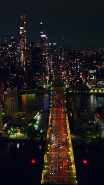 Muhteşem Queensboro Köprüsü Küçük Ada East River Geçiyor Gece Vakti — Stok video