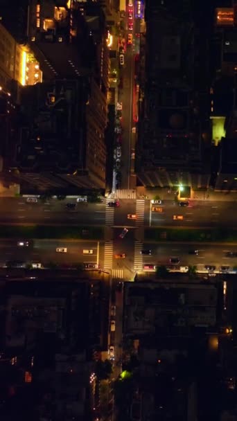 Dívá Střechy Newyorských Budov Noci Rušný Rušný Provoz Dobře Osvětlených — Stock video