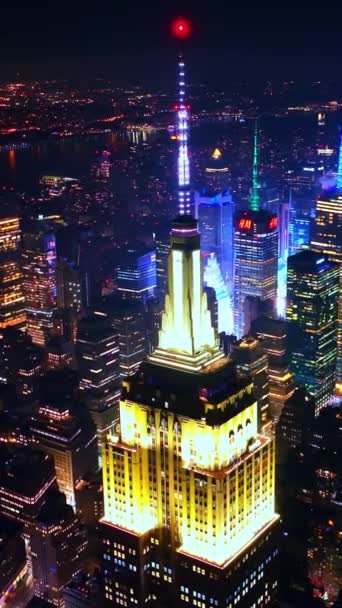 Het Empire State Building Dak Gemarkeerd Door Fel Geel Licht — Stockvideo