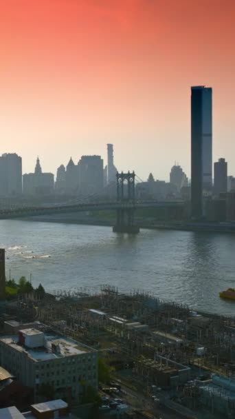 Prachtige Zon Aan Roze Hemel Schijnt Boven New York City — Stockvideo