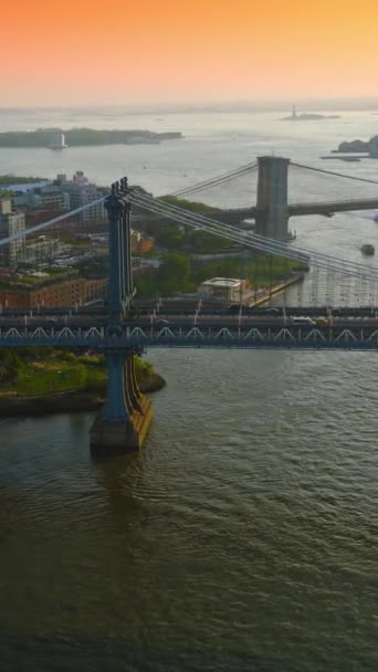 Auto Rijden Langs Manhattan Bridge Prachtig Uitzicht Stad Eindeloze Rivier — Stockvideo