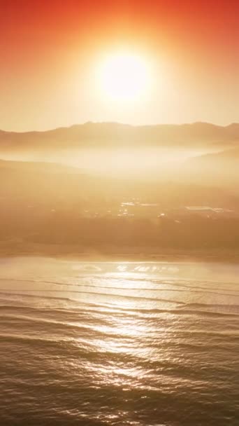 Ήλιος Αντανακλάται Στο Θαλασσινό Νερό Κοντά Στην Ακτή Σιλουέτες Των — Αρχείο Βίντεο