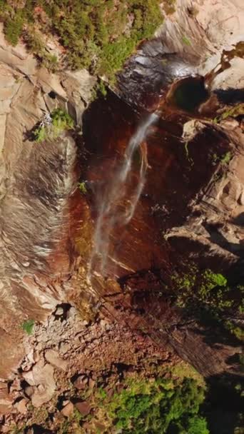 Piccolo Torrente Che Cade Una Ripida Scogliera Nello Yosemite National — Video Stock