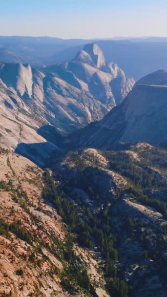 Rocas Grises Iluminadas Con Sol Brillante Paisaje Montañoso Del Parque — Vídeos de Stock