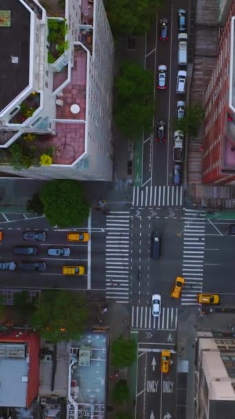 忙しい通りを横断する車や人々 空中からの交通機関の間の多数の黄色いタクシー バーティカルビデオ — ストック動画