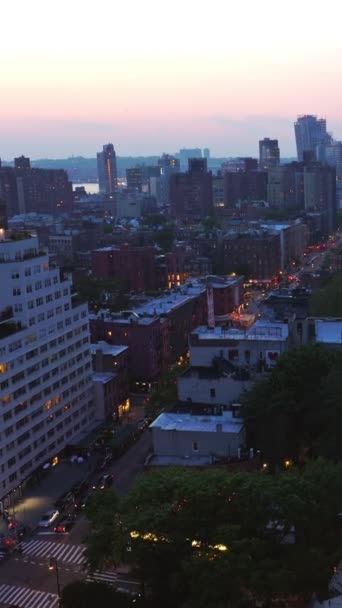 Вечірній Нью Йорк Починає Запалювати Світло Сутінках Ідеї Декількома Машинами — стокове відео