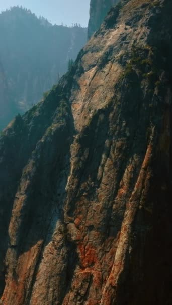 Vassa Branta Klippor Täckta Tjock Vit Dimma Yosemite National Park — Stockvideo