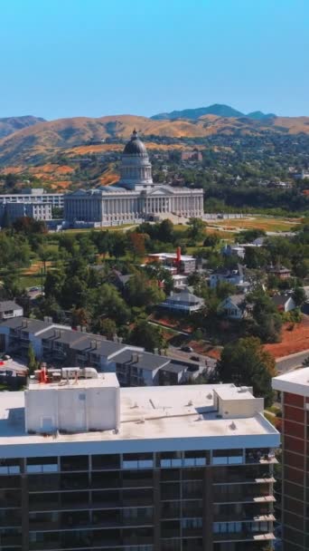 Belo Capitólio Estado Utah Rodeado Por Vegetação Casas Modernas Brown — Vídeo de Stock