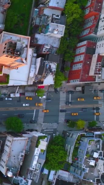 Geniş Şeritli Yol Kavşak Üzerinde Sayısız Otomobille Uçuyor Çevredeki Evlerin — Stok video