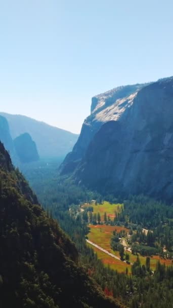 Zelené Slunné Údolí Mezi Skalami Yosemitského Národního Parku Kalifornie Spojené — Stock video