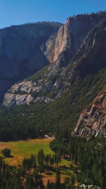 美国加利福尼亚州约塞米蒂国家公园的岩石中 有着松木的阳光充足的山谷 从顶部看 令人惊讶的自然景观令人惊叹 垂直录像 — 图库视频影像