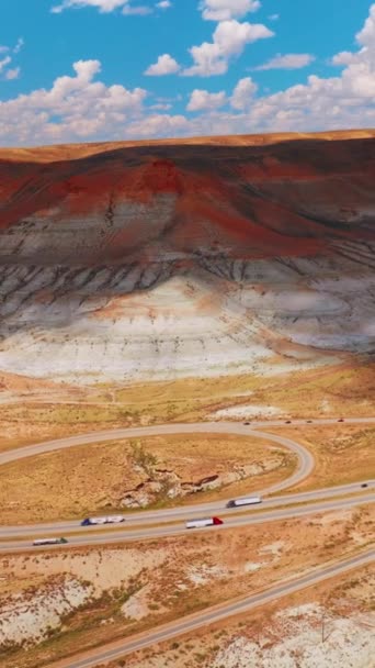 Зайняті Дороги Петлями Біля Підніжжя Мальовничих Гір Красиві Скелі Тінях — стокове відео
