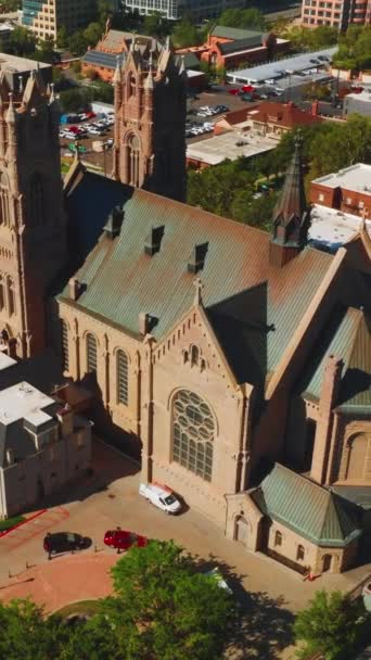 Wspaniały Budynek Katedry Madeleine Wśród Architektury Miejskiej Piękny Zabytkowy Kościół — Wideo stockowe