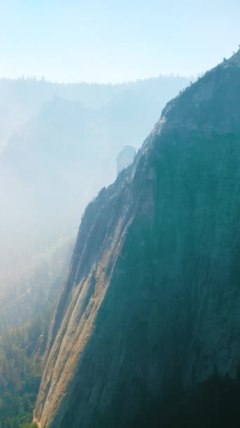Kahler Felsen Yosemite Nationalpark Kalifornien Usa Tiefer Dunst Bedeckt Den — Stockvideo