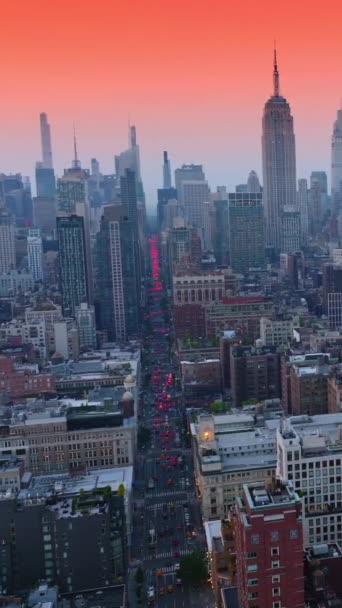 Wspaniała Panorama Pięknego Nowego Jorku Zachodzie Słońca Szeroka Ulica Pełna — Wideo stockowe